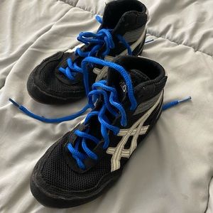 Boys ASICS wrestling shoes, size 2. Worn but I’m good shape!